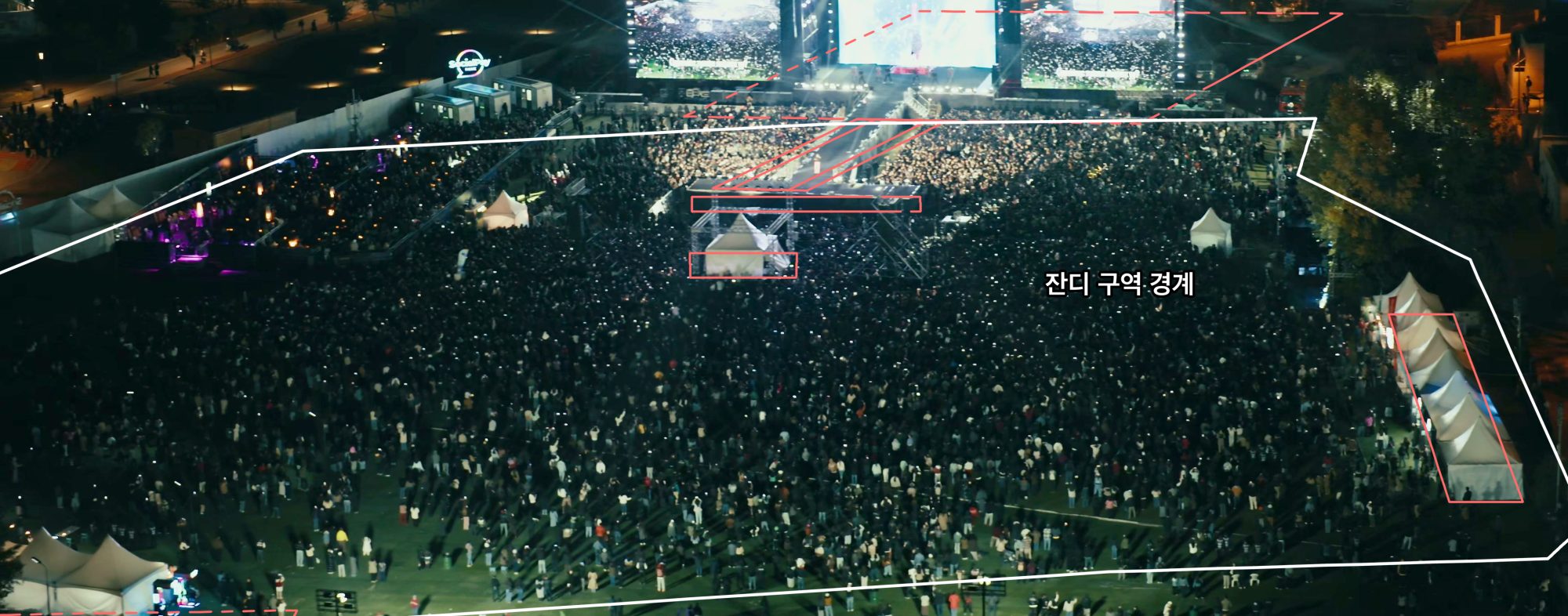 넓은 화면에 잔디 구역 경계는 흰색으로, 무대와 런웨이, 음향 콘솔, 텐트는 빨간 점선으로 표시돼 있습니다.